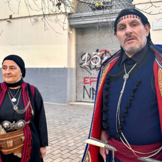 Ξεροσταλιάζοντας από τις 5 τα ξημερώματα στη Μητρόπολη για το «ύστατο χαίρε» στον έκπτωτο Βασιλιά