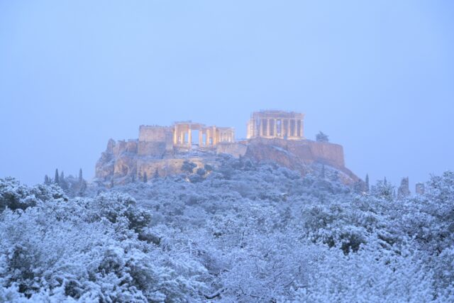 Κακοκαιρία «Μπάρμπαρα»: Κλειστά σχολεία, τηλεργασία στο Δημόσιο