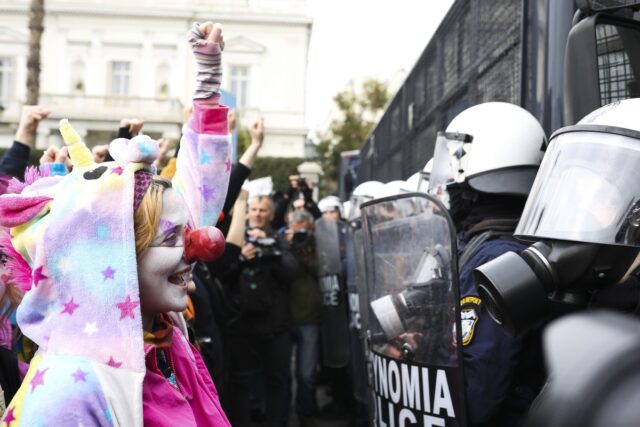 Καλλιτέχνες και εκπαιδευτικοί διαδηλώνουν στο κέντρο της Αθήνας