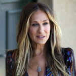 And just like that… η Σάρα Τζέσικα Πάρκερ ακούει Έλλη Κοκκίνου [ΒΙΝΤΕΟ]