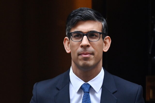 Βρετανία: Ο Σούνακ επιμένει στην αποστολή αιτούντων άσυλο στη Ρουάντα με επείγοντα νόμο