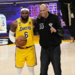 Ο ΛεΜπρόν Τζέιμς κορυφαίος σκόρερ όλων των εποχών στο NBA – Η συγκινητική στιγμή με τον Καρίμ Αμπντούλ-Τζαμπάρ [ΒΙΝΤΕ]