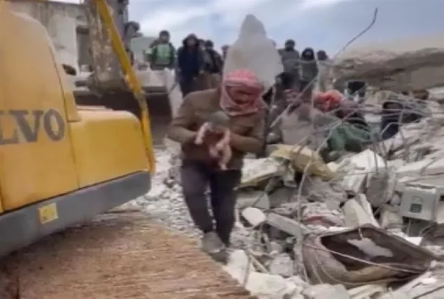 Συρία: Μητέρα γέννησε μέσα στα συντρίμια και πέθανε – Σώο βρέθηκε το βρέφος [ΒΙΝΤΕΟ]