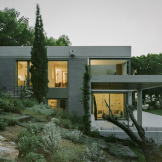 Grid House: H ανακαίνιση μιας μοντερνιστικής μονοκατοικίας του ’70 με θέα τον Ευβοϊκό