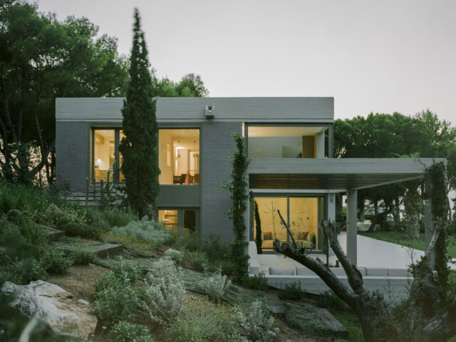 Grid House: H ανακαίνιση μιας μοντερνιστικής μονοκατοικίας του ’70 με θέα τον Ευβοϊκό