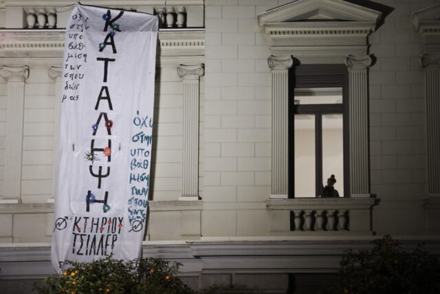 Με παραπλανητικές διαρροές αντιδράει η κυβέρνηση στις παραιτήσεις του διδακτικού προσωπικού του Εθνικού θεάτρου