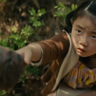 Χτύπος στην Καλύβα: Μυστήριο και αναπάντητα ερωτήματα στο νέο θρίλερ του Μ. Νάιτ Σιάμαλαν