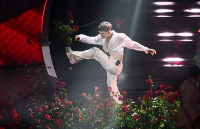 «Γυαλιά-καρφιά» τα έκανε Ιταλός τραγουδιστής επί σκηνής επειδή είχε κακό ήχο [ΒΙΝΤΕΟ]