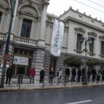 Κινητοποιήσεις καλλιτεχνών: Ανθρώπινη αλυσίδα γύρω από το κατειλημμένο Εθνικό Θέατρο