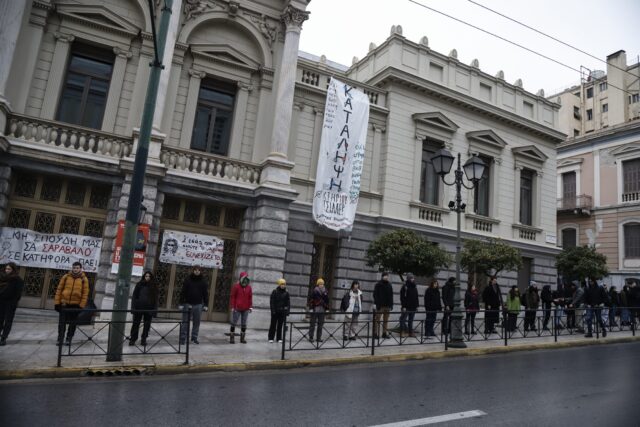 Κινητοποιήσεις καλλιτεχνών: Ανθρώπινη αλυσίδα γύρω από το κατειλημμένο Εθνικό Θέατρο