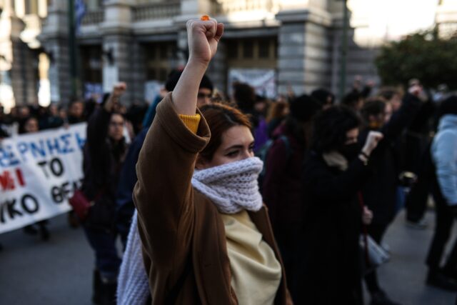 «Δε φεύγουμε – Τώρα θα μας ακούσετε»: Συναυλία αλληλεγγύης στο υπό κατάληψη κτίριο Τσίλλερ