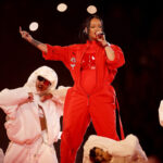 Η Rihanna χάιδεψε την κοιλιά της στο Super Bowl και αποκάλυψε ότι είναι ξανά έγκυος