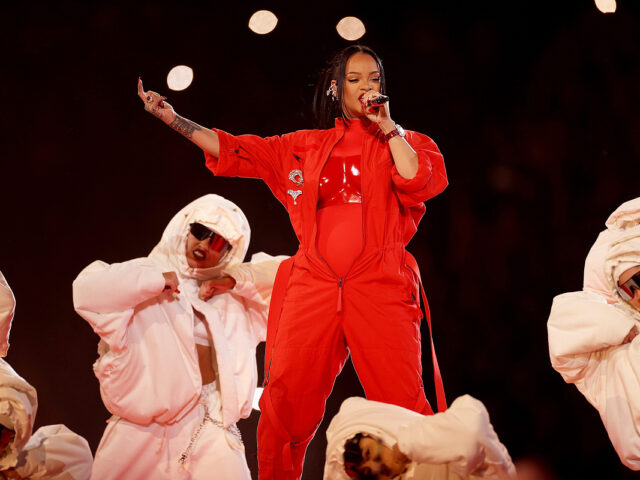 Η Rihanna χάιδεψε την κοιλιά της στο Super Bowl και αποκάλυψε ότι είναι ξανά έγκυος