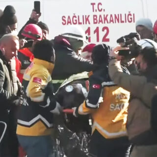 Δύο άνθρωποι ανασύρθηκαν ζωντανοί από τα ερείπια στην Τουρκία σχεδόν 198 ώρες μετά τον σεισμό