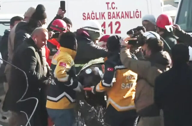 Δύο άνθρωποι ανασύρθηκαν ζωντανοί από τα ερείπια στην Τουρκία σχεδόν 198 ώρες μετά τον σεισμό