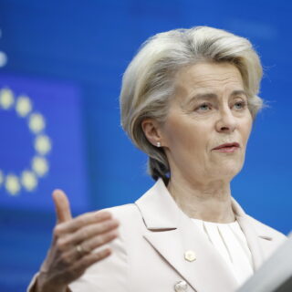 Οι New York Times μηνύουν την Κομισιόν για τα SMS της φον ντερ Λάιεν σε Μπουρλά