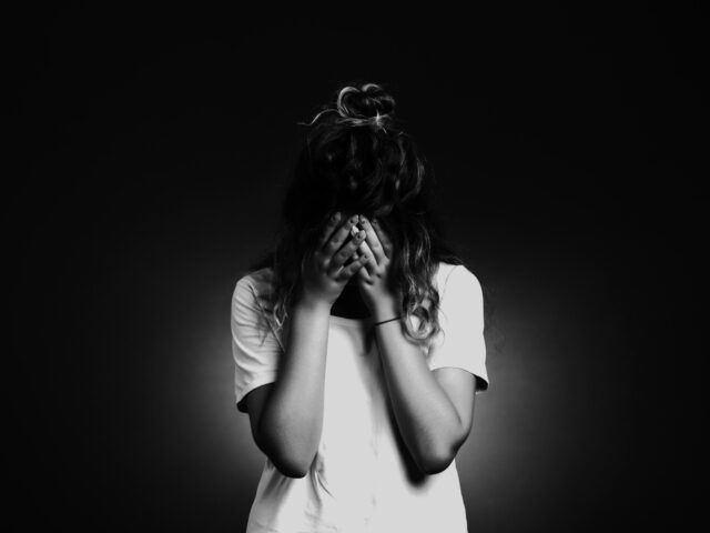 Ποιος θα ασχοληθεί με τον επανατραυματισμό της 12χρονης από τις συνεχείς καταθέσεις;