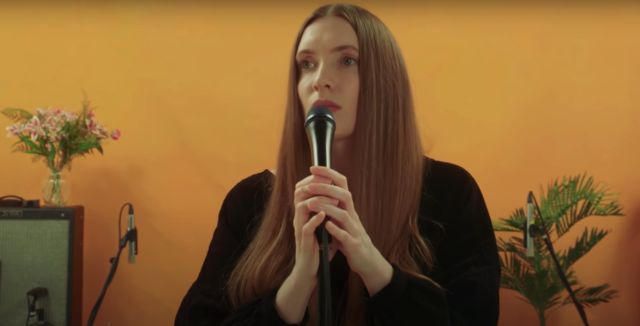 Οι Dry Cleaning κυκλοφορούν τα νέα κομμάτια τους “Sombre Two” και “Swampy”