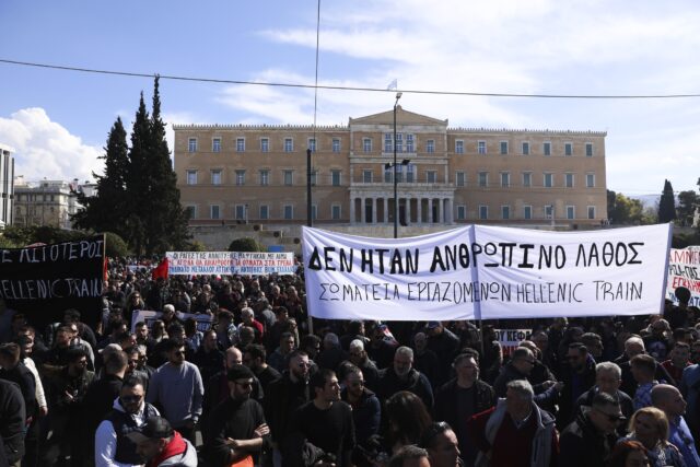 8η Μάρτη: 24ωρη απεργία κήρυξε η ΑΔΕΔΥ με φόντο το έγκλημα στα Τέμπη
