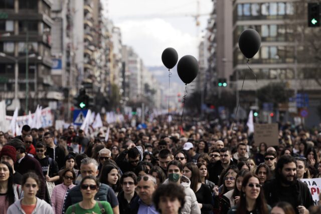 Έγκλημα στα Τέμπη: Άνευ προηγουμένου η συμμετοχή στις διαδηλώσεις σε δεκάδες πόλεις της χώρας [ΒΙΝΤΕΟ]