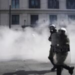 Τραυματισμός φωτορεπόρτερ από τα χημικά της Αστυνομίας [ΒΙΝΤΕΟ]