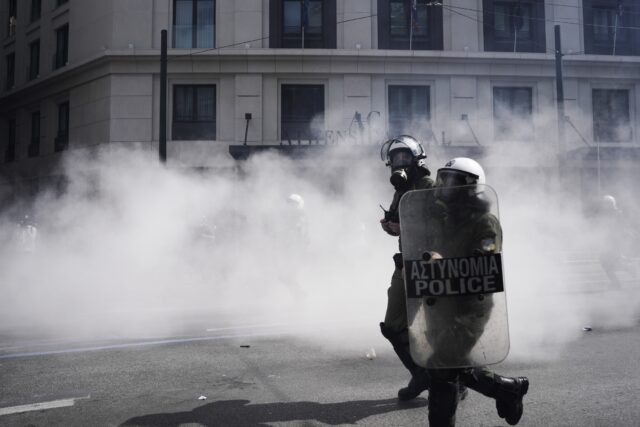 Τραυματισμός φωτορεπόρτερ από τα χημικά της Αστυνομίας [ΒΙΝΤΕΟ]