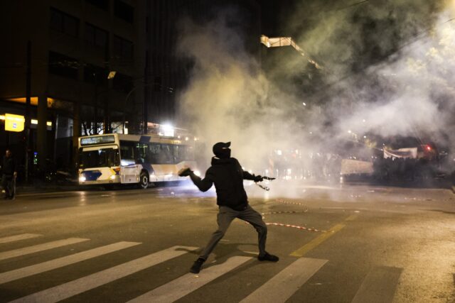 Χημικά και καταστολή από τα ΜΑΤ στη συγκέντρωση για την τραγωδία στα Τέμπη