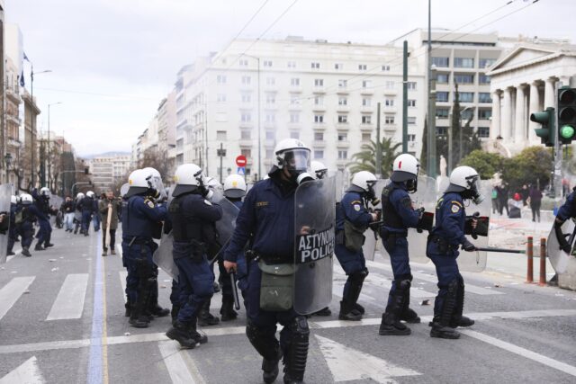 Αστυνομικό όχημα σε ανεξέλεγκτη πορεία σκορπάει τον τρόμο στην Ακαδημίας, εν μέσω των μαζικών διαδηλώσεων [ΒΙΝΤΕΟ]
