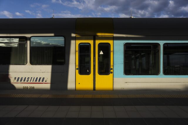 Σύγκρουση του Προαστιακού με αυτοκίνητο στην Πάτρα