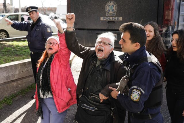 Στο Αυτόφωρο οι 14 συλληφθέντες που διαμαρτυρήθηκαν για την κοπή δέντρων στην πλατεία Αρχαίας Αγοράς