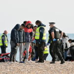 Βρετανία: Ψηφίστηκε νύχτα ο νόμος περί μετανάστευσης και ασύλου – Παραβιάζει το διεθνές δίκαιο, καταγγέλλει ο ΟΗΕ