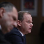 Τέμπη: Μήνυση στον Κώστα Καραμανλή καταθέτει πατέρας 26χρονου θύματος