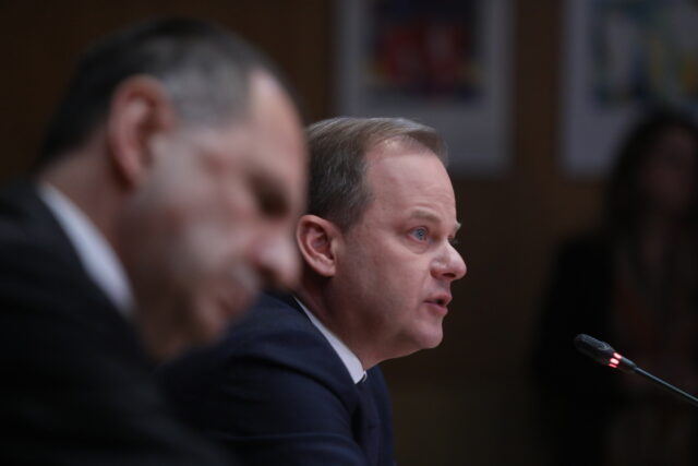 Τέμπη: Μήνυση στον Κώστα Καραμανλή καταθέτει πατέρας 26χρονου θύματος