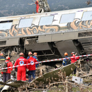 Τέμπη: Ποινική δίωξη για ανθρωποκτονία από αμέλεια στον σταθμάρχη