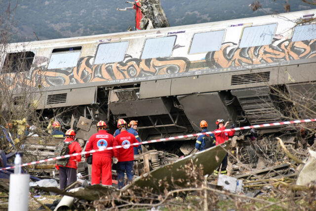 Τέμπη: Ποινική δίωξη για ανθρωποκτονία από αμέλεια στον σταθμάρχη