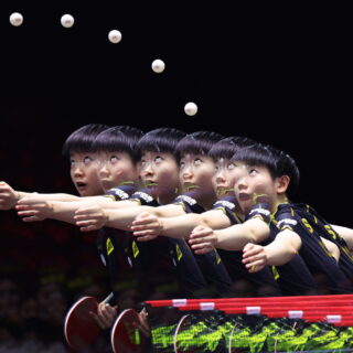 Μπαλάκια του πινγκ πονγκ σκίζουν τον αέρα στην Σιγκαπούρη