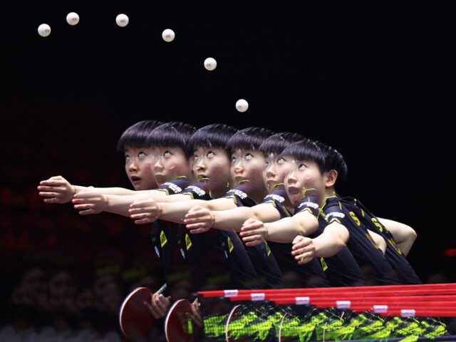 Μπαλάκια του πινγκ πονγκ σκίζουν τον αέρα στην Σιγκαπούρη