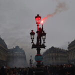 Γαλλία: Στις φλόγες το δημαρχείο του Μπορντό – Συνεχίζονται οι διαδηλώσεις και οι συγκρούσεις με την αστυνομία