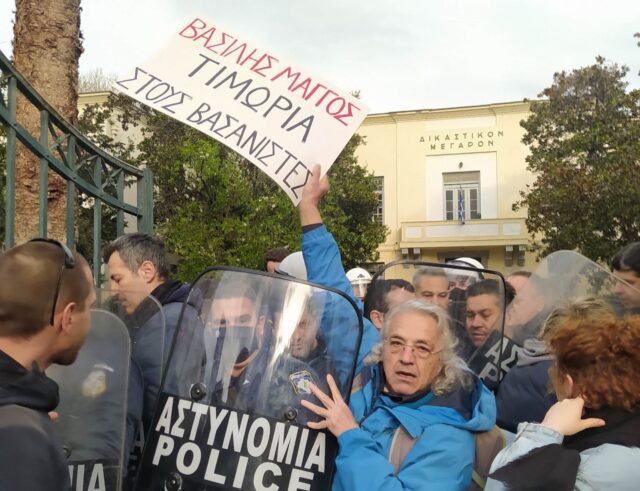 Ενταση στη δίκη για τον Βασίλη Μάγγο – Αστυνομικοί χτύπησαν τον πατέρα του στην είσοδο του Δικαστηρίου