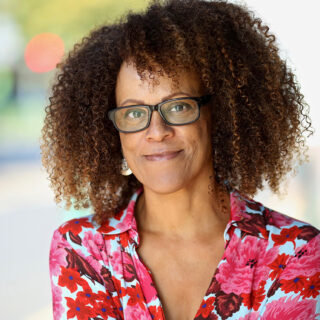 Bernadine Evaristo: Η πρώτη μαύρη συγγραφέας που τιμήθηκε με το βραβείο Booker έρχεται στη Στέγη