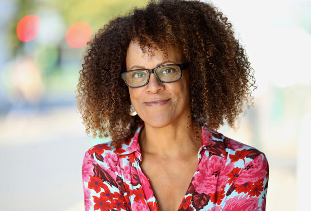 Bernadine Evaristo: Η πρώτη μαύρη συγγραφέας που τιμήθηκε με το βραβείο Booker έρχεται στη Στέγη