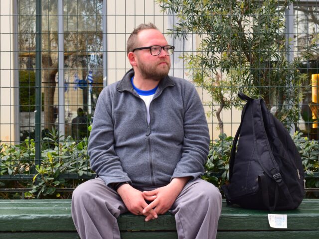 Ο Αποστόλης είναι 17 μήνες άστεγος και έχει κάποια πράγματα να σου διηγηθεί