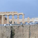 «Οι ζωές μας μετράνε» – Πανό καλλιτεχνών για τα Τέμπη στον βράχο της Ακρόπολης