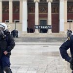 Ισχυρές δυνάμεις της ΕΛΑΣ περικύκλωσαν την κατειλημμένη πρυτανεία του ΕΚΠΑ [BINTEO]