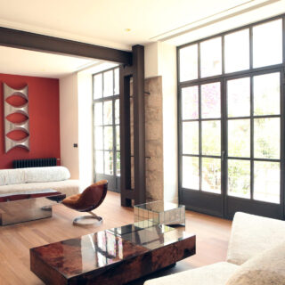 Μέσα σε μία κατοικία του ’20 που αποκαταστάθηκε με έμπνευση από την Bauhaus αισθητική