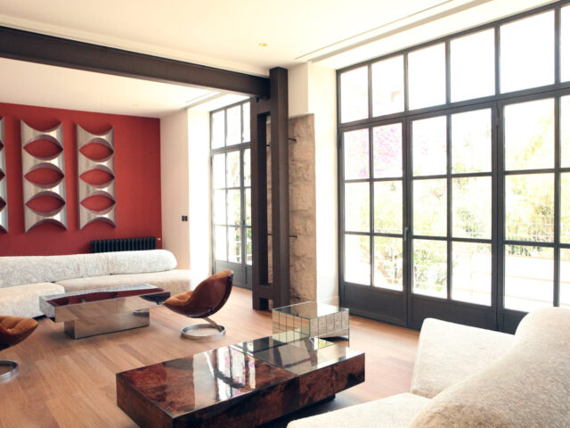 Μέσα σε μία κατοικία του ’20 που αποκαταστάθηκε με έμπνευση από την Bauhaus αισθητική