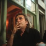 Αγγελάκας για Τέμπη: “Συγγνώμη πατέρα, αν ήξερα ότι θα πάρεις λεφτά θ’ ανέβαινα και εγώ στο τρένο”