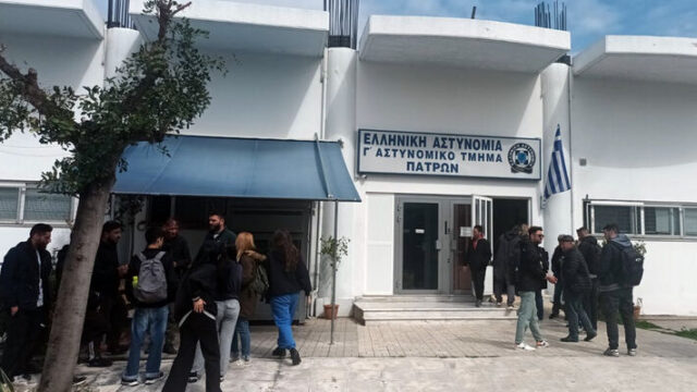 Η ΕΛΑΣ προσήγαγε τον πρόεδρο 15μελούς του 4ου Γυμνασίου Πάτρας – Υπό κατάληψη το σχολείο [ΒΙΝΤΕΟ]