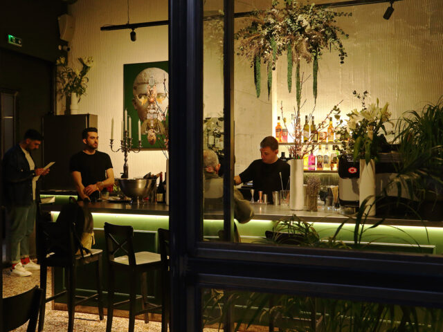 Στο Bariéro για κοκτέιλ και κρασί υπό τη συνοδεία κεριών