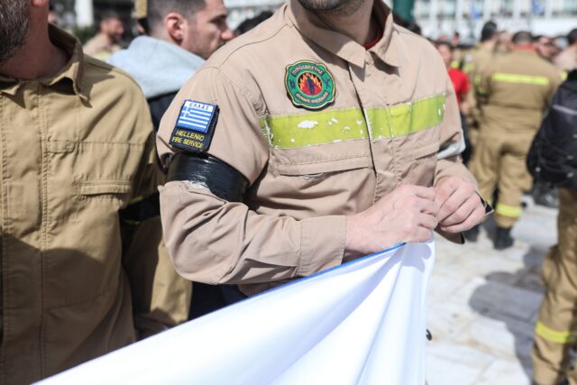 Συγκέντρωση διαμαρτυρίας εποχικών πυροσβεστών στο Σύνταγμα